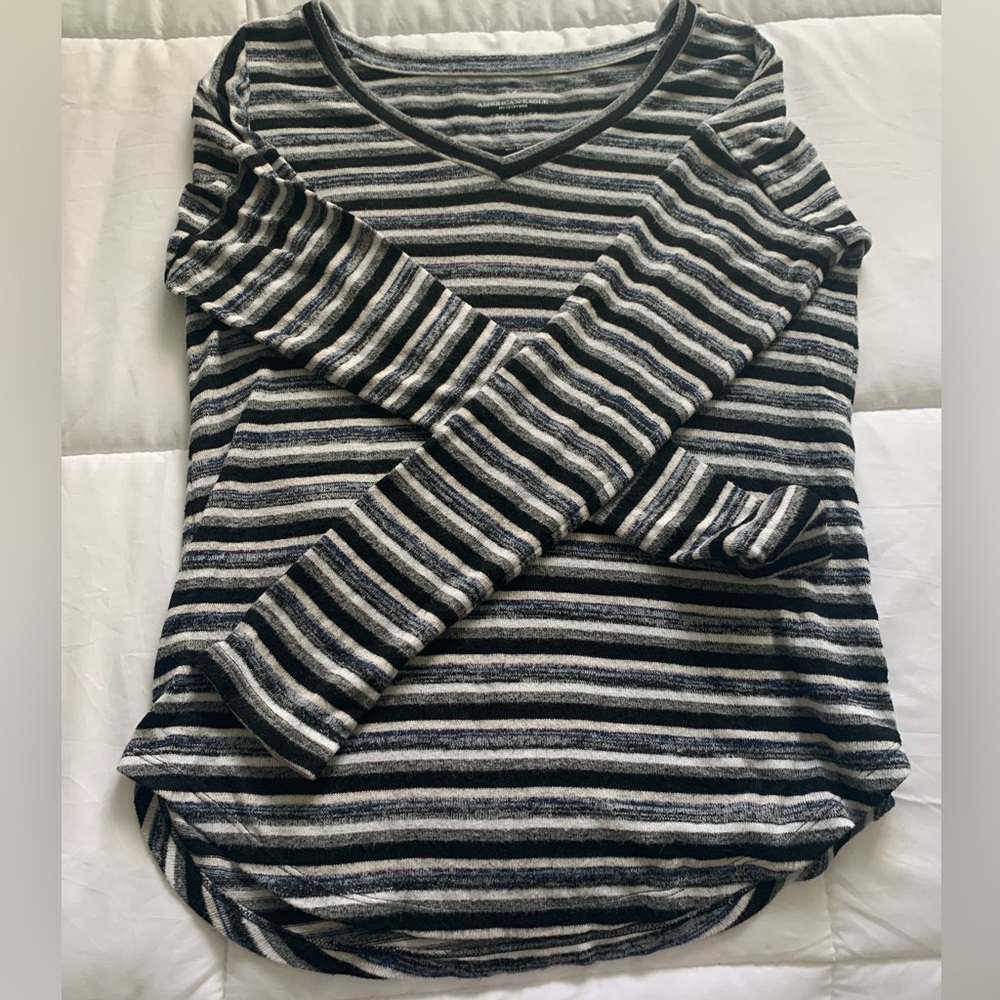 American Eagle Soft & Sexy Long Sleeve V Neck Tee
